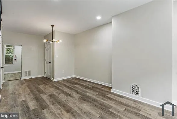 3 bed, 896 sqft, $1,900 — Photo 4