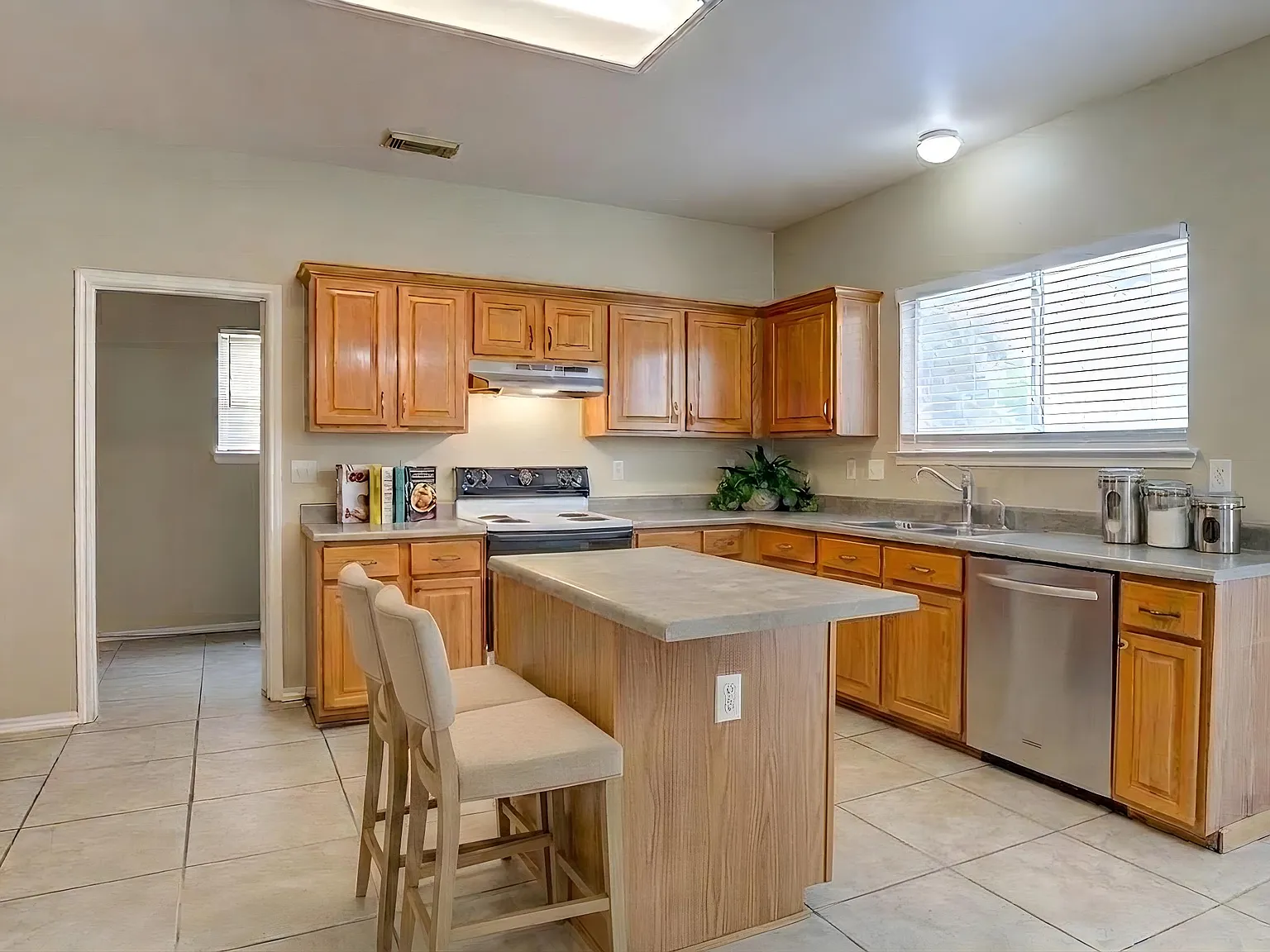 3 bed, 2.5 bath, 2508 sqft, $2,200 — Photo 4