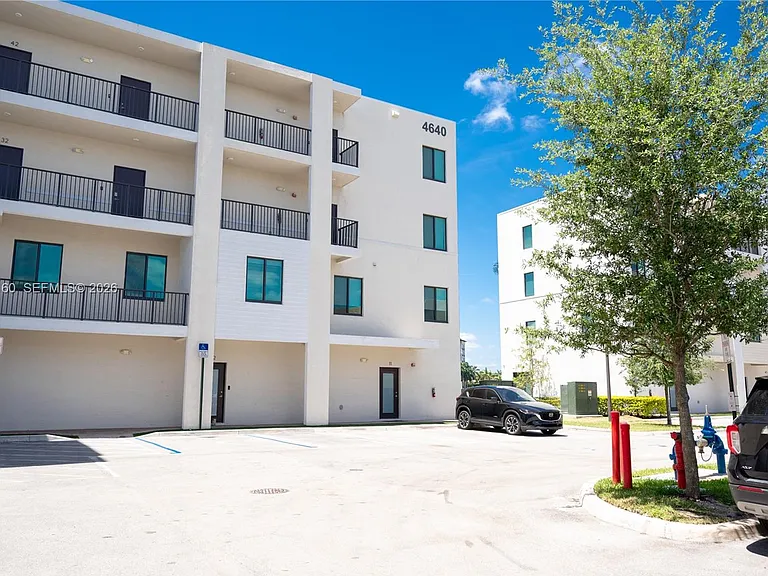 4640 SW 84th Ave #12 — Photo 36
