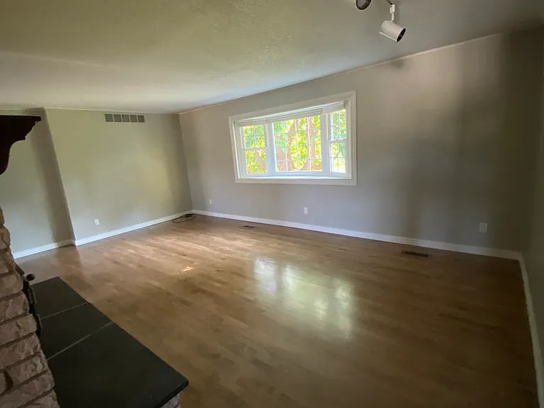6880 S Cloverdale Rd — Photo 2