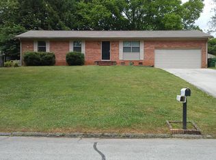 909 Willow Dr, Maryville, TN 37803