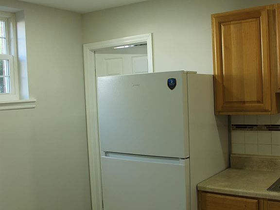 4th image of 421 College Dr