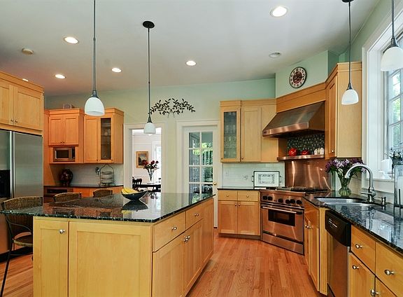 5th image of 2108 Park Ln