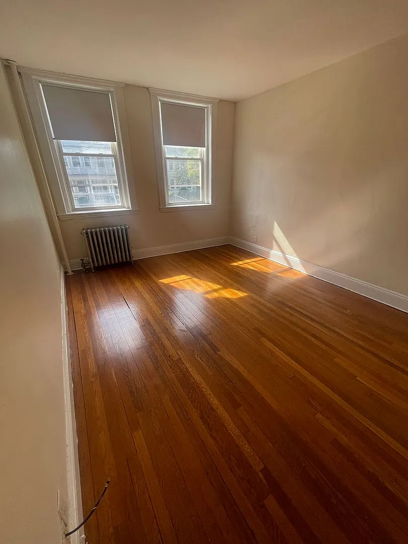 9/1 - No fee! Spacious 1BR in elevator building near Green Line! — Photo 4