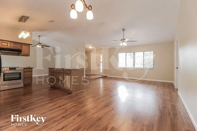 4 bed, 2.0 bath, 1857 sqft, $2,670 — Photo 4
