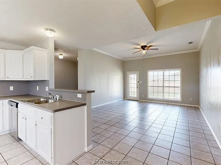 2404 Trace Mdws — Photo 2