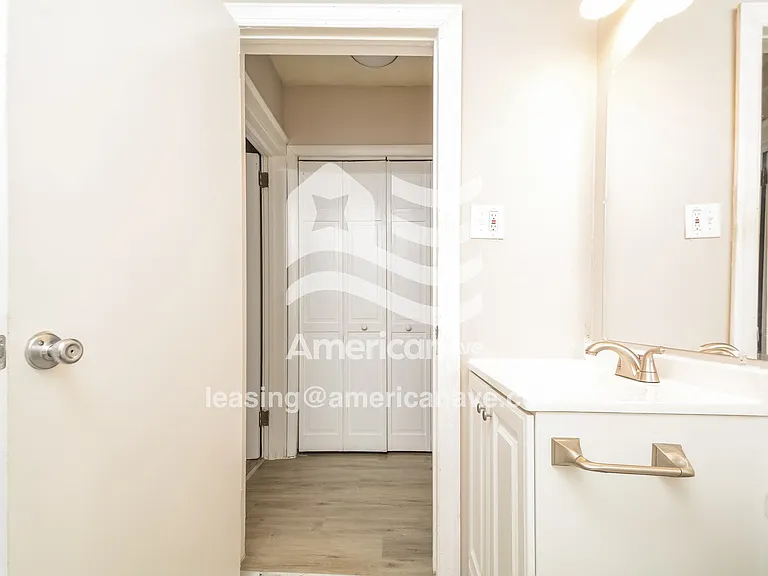 1041945_008_wm_-_main_bathroom_13155873.jpg