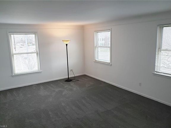 3rd image of 19685 Hilliard Blvd #Up