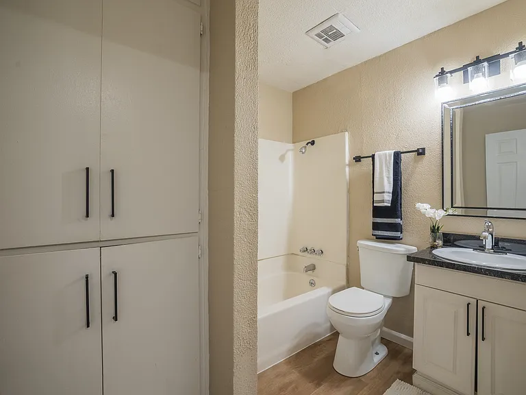 Oakridge Apartments — Photo 16