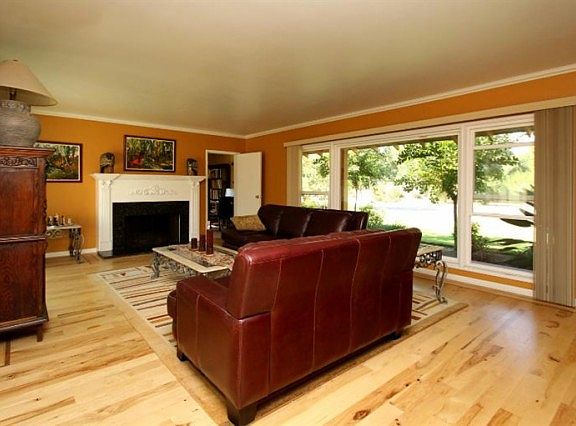 3rd image of 1535 Columbia Dr E