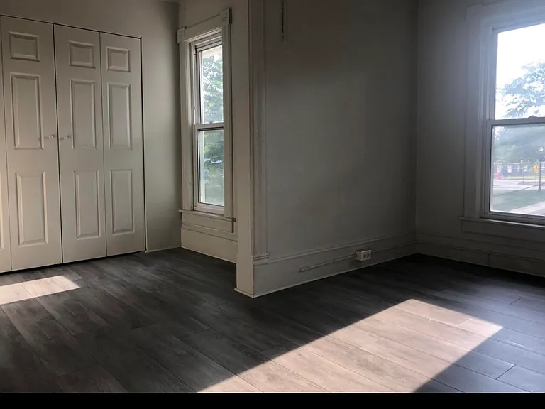 611 S Jackson St — Photo 6