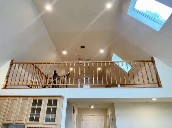 662 Undercliff Avenue image 9 of 17