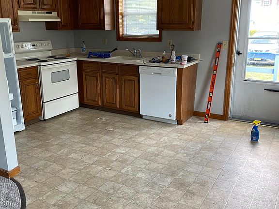3rd image of 213 Woodcrest Dr APT A