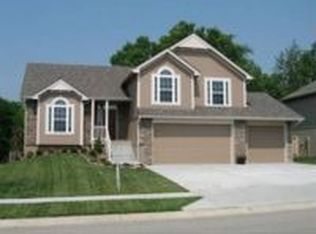 19614 Harbor Dr, Smithville, MO 64089
