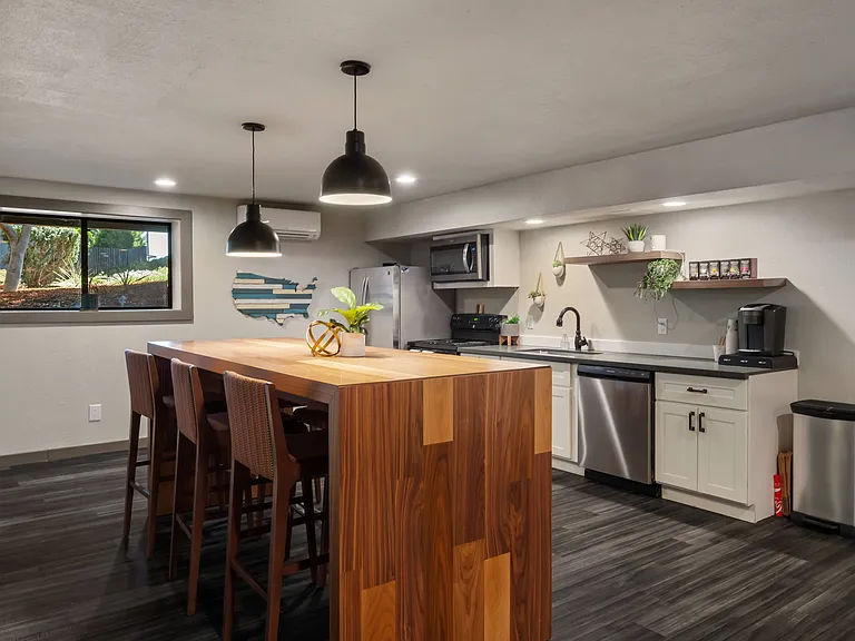 Cedarwood — Photo 20