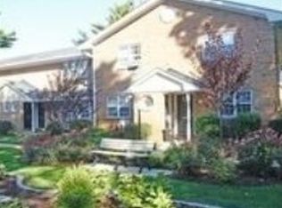 30 Lamplighter Ln APT 5A, Massapequa, NY 11758