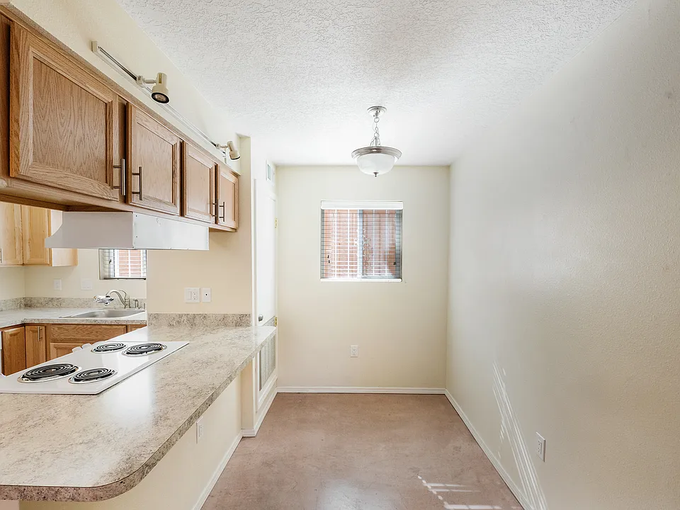 Modern 2-Story Townhome Near UNM & Nob Hill