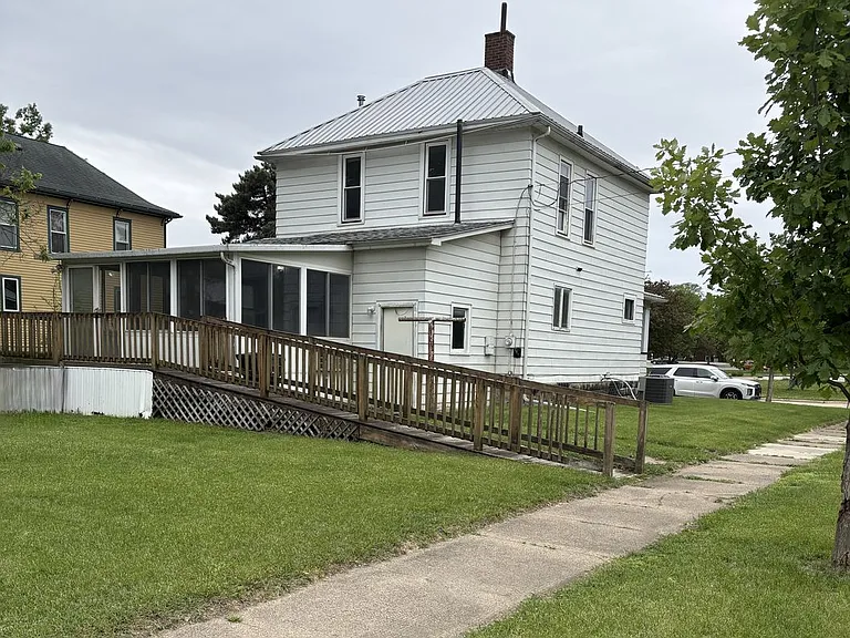 1204 Bluff St — Photo 4