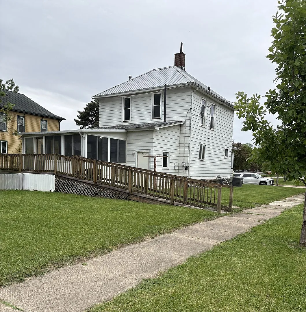 Building Photo - 1204 Bluff St
