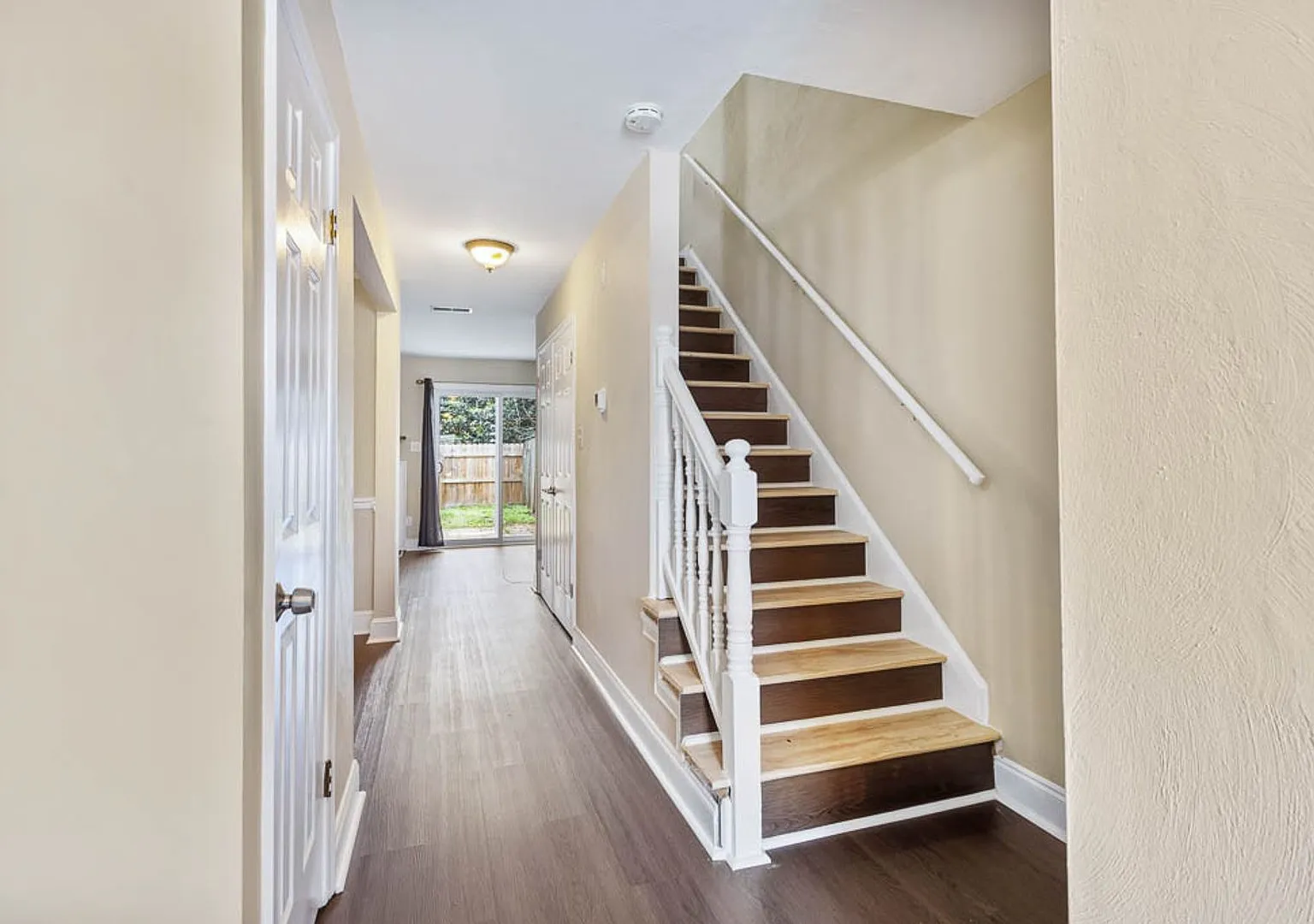 Beautiful 3-bedroom townhome located in the desirable Thalia area of Virginia Beach. — Photo 4