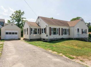 61 Belleview Ave, Tiverton, RI 02878