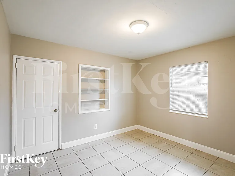 1943 Thomas St — Photo 14