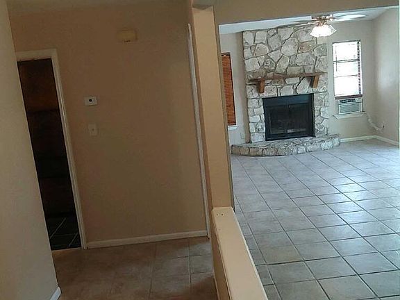 3rd image of 613 Aspen Ln