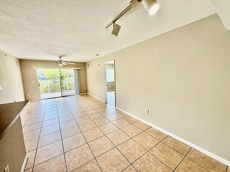 181 SW Palm Dr #103 — Photo 6