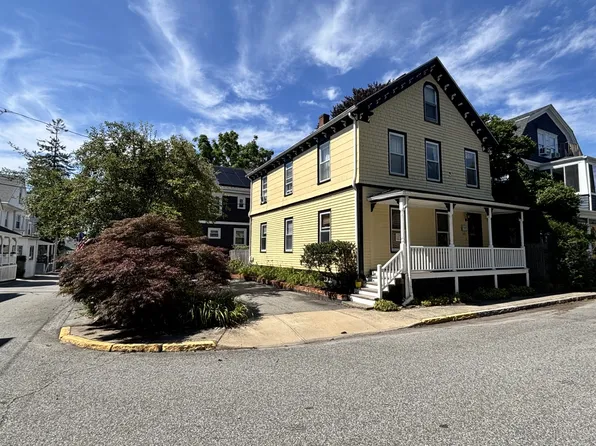 26 1/2 Calvert St, Newport, RI 02840