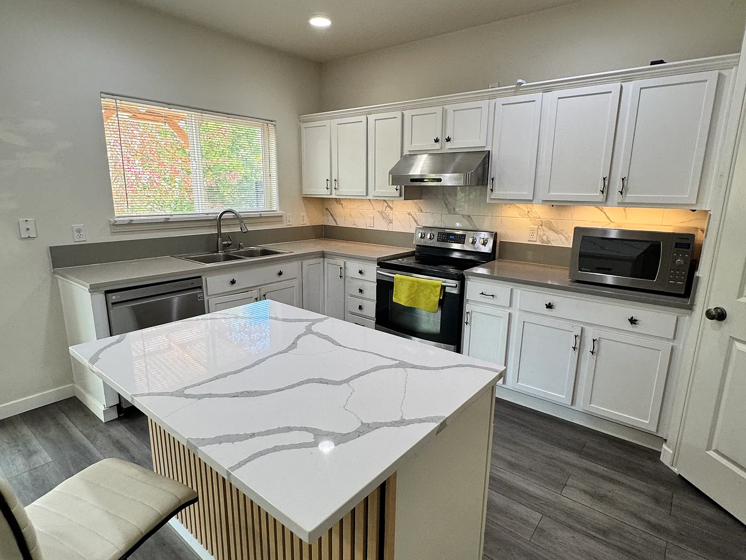 3 bed, 1888 sqft, $3,095 — Photo 3