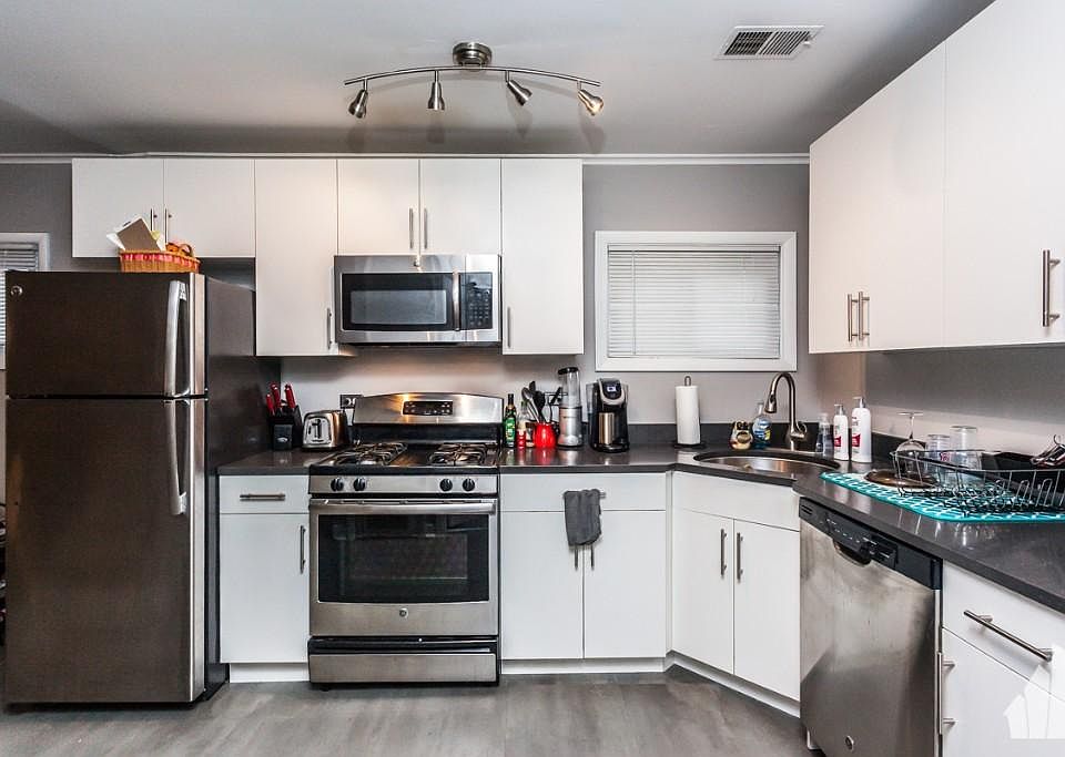 1st image of 3256 N Southport Ave #3JS