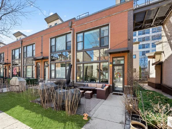 930 N Howe St #930, Chicago, IL 60610