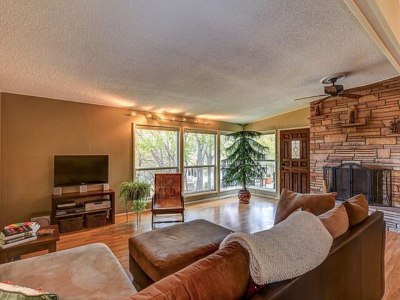 5th image of 833 Douglas Ln