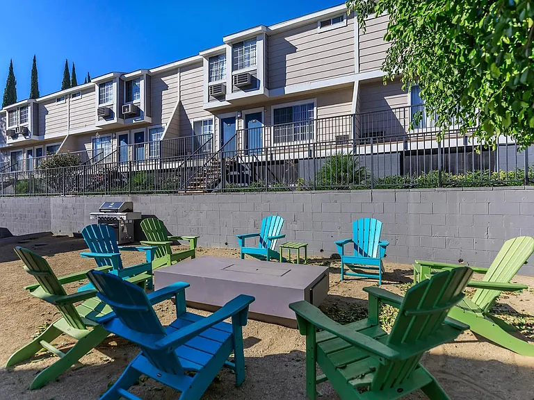 Lake Balboa Townhomes — Photo 23