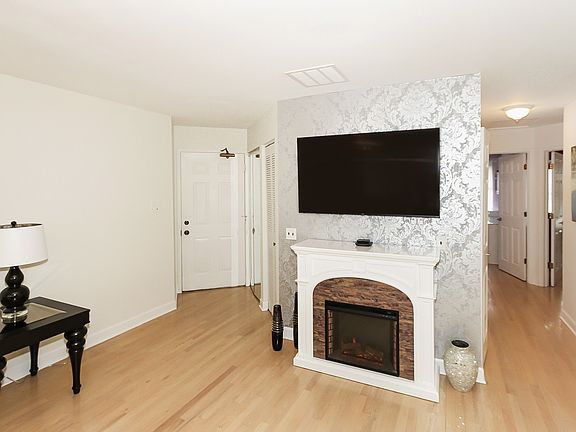 4th image of 206 W Jennifer Ln Unit 6