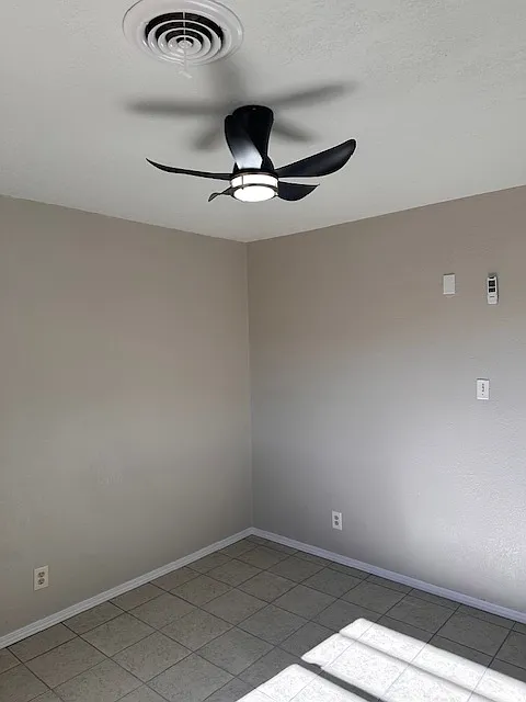 3 bed, 895 sqft, $1,050 — Photo 2
