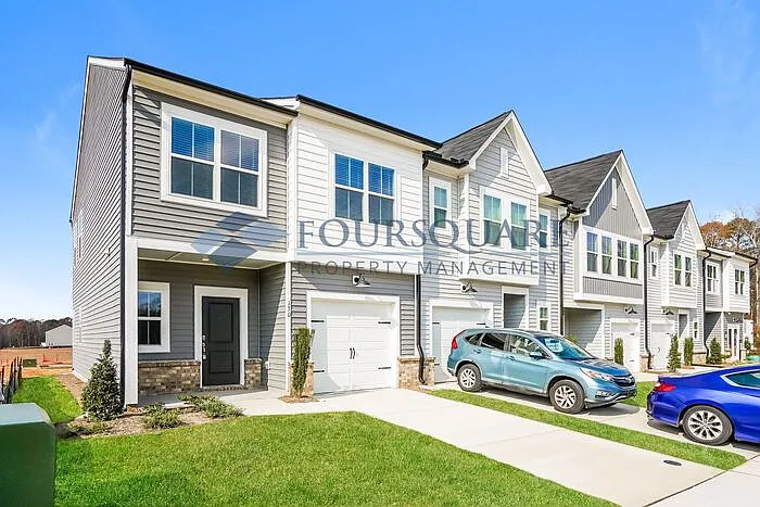 3 bed, 2.5 bath, 1415 sqft, $1,597 — Photo 2