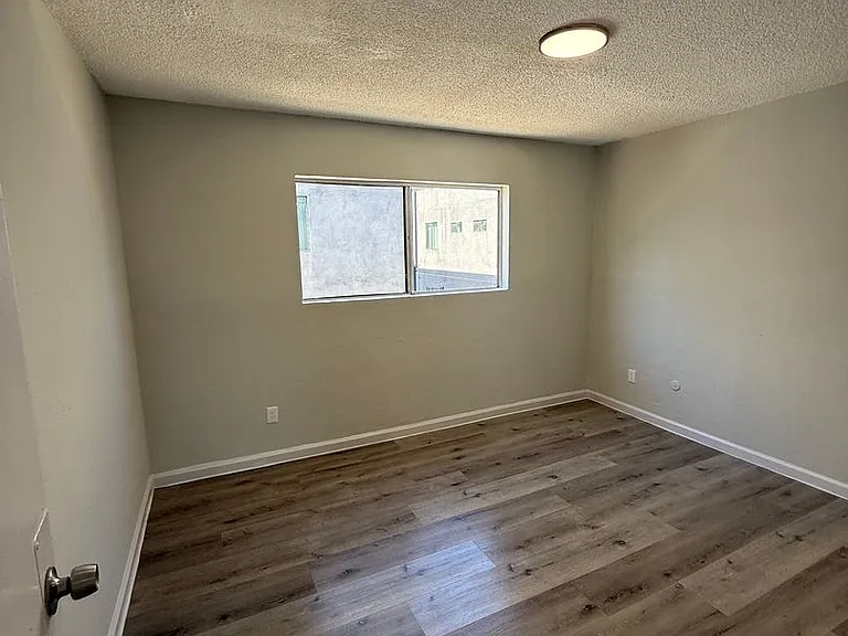832 W 81st St — Photo 11
