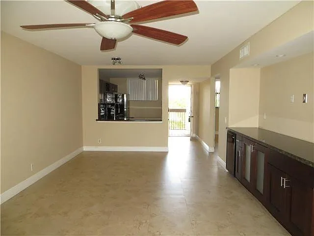 110 Lake Emerald Dr #409 — Photo 2