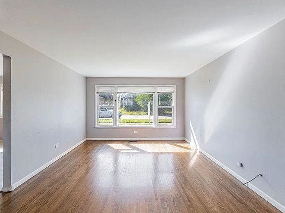 3rd image of 14815 Winchester Ave