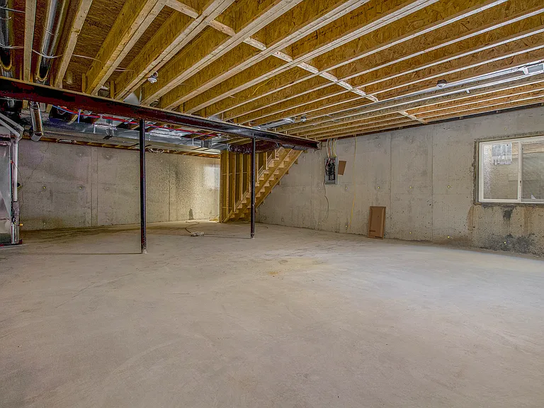 445 Hiscock St — Photo 26