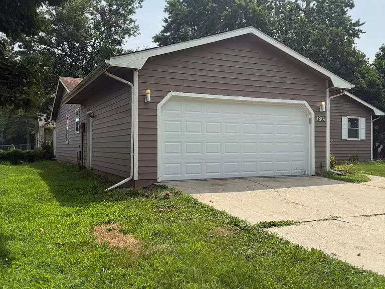 1814 Stratford Dr — Photo 13