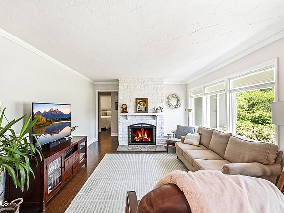 5th image of 404 Valley Dr
