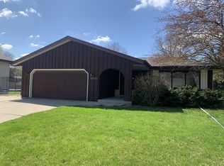 2953 W Briarwood Dr, Franklin, WI 53132
