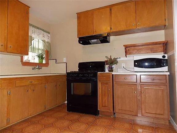 4th image of 3635 Poinsettia Dr
