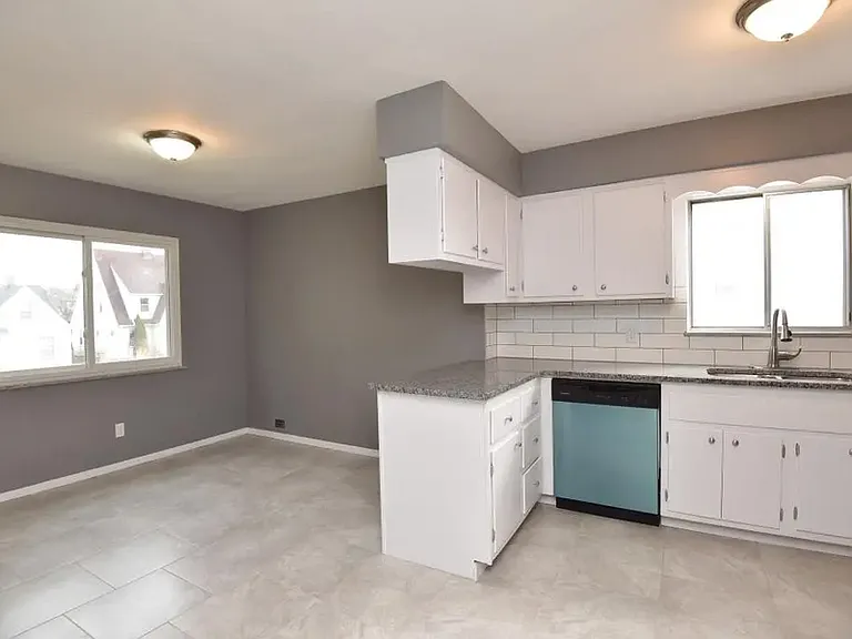 10204 S Highland Ave — Photo 5