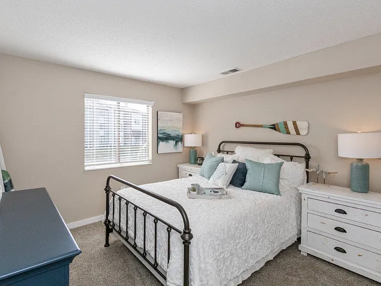 Lakeside Crossing at Eagle Creek Apartments and Townhomes — Photo 9