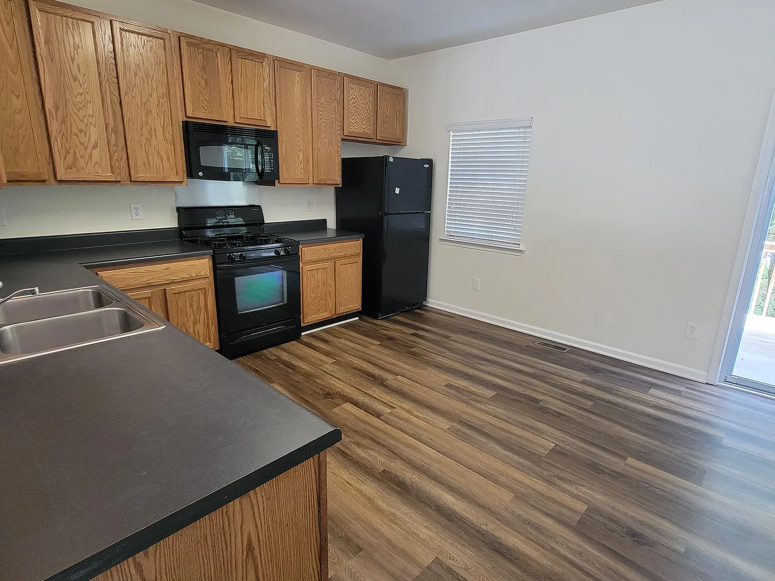 4 bed, 3.5 bath, 2192 sqft, $1,795 — Photo 3