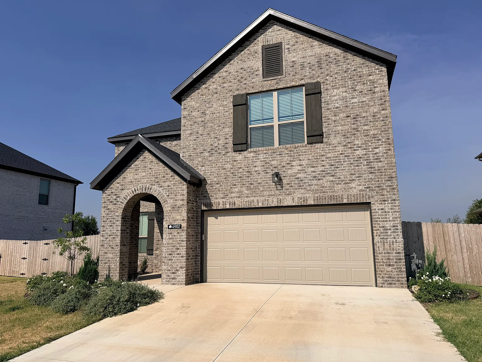 3 bed, 2.5 bath, 2037 sqft, $2,300 — Photo 2