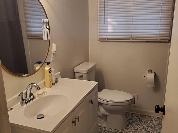 Main level full bath with tub / shower